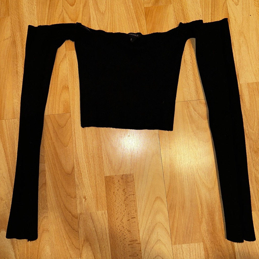 Off the shoulder long sleeve crop top